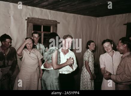 Scène à square dance en milieu rural accueil dans le comté de McIntosh, New York, USA. Photographe Russell Lee (1903-1986). La couleur. 1939 ou 1940. Banque D'Images