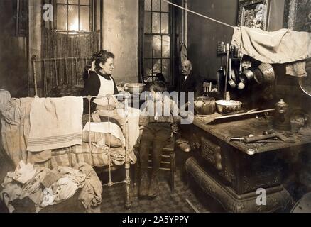 Jimmie Chinquanana, New York. Dans l'obscurité, salle intérieure de sa maison, dans l'arrière de leur famille magasin. Le neuvième enfant, dont six sont morts. Photo par Lewis Hine W., 1913. Banque D'Images