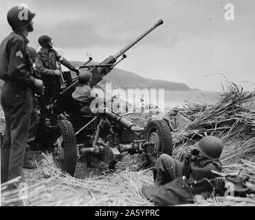 Canon Bofors Anti-aériens dans en position sur un monticule surplombant la plage en Algérie avec une organisation des membres de l'équipage d'artillerie anti-aérienne en position. 1943. Banque D'Images