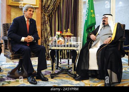 Abdullah bin Abdul-Aziz Al Saud 1924-2015 Roi de l'Arabie saoudite et gardien des Deux Saintes Mosquées à partir de 2005-2015. Le secrétaire d'Etat américain John Kerry rencontre le roi d'Arabie saoudite, Abdullah bin Abdul-Aziz Al Saud. 5 janvier 2014. Banque D'Images