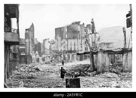 Guerre civile espagnole : la ville espagnole de Guernica, après le bombardement par des avions allemands et italiens 1937. Banque D'Images