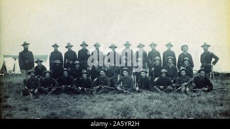 Impression photographique de Theodore Roosevelt's Rough Riders, la Société B, dans un camp militaire, Montauk Point, New York. Photographié par Frances Benjamin Johnston (1864-1952) une femme photographe et photojournaliste. Datée 1898 Banque D'Images