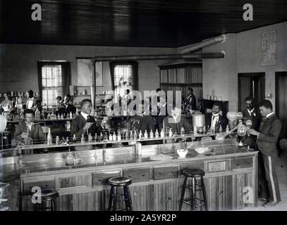 Impression photographique du laboratoire de chimie à l'Institut Tuskegee, en Californie. Photographié par Frances Benjamin Johnston (1864-1952). Datée 1902 Banque D'Images