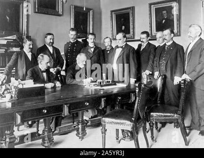 Photographie de l'ambassadeur français Pierre Paul Cambon (1843-1924) la signature du Protocole de paix après la guerre hispano-américaine, que le Président William McKinley (1843-1901) et d'autres regardent. Datée 1898 Banque D'Images