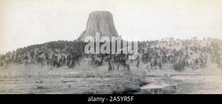 Impression photographique de "The Devil's Tower' près de Hulett et Sundance dans Crook Comté, au nord-est du Wyoming. Photographié par John C. H. Grabill. 19e siècle Banque D'Images