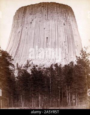 Impression photographique de "The Devil's Tower' près de Hulett et Sundance dans Crook Comté, au nord-est du Wyoming. Photographié par John C. H. Grabill. 19e siècle Banque D'Images