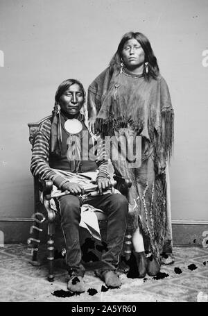 Impression photographique de Kiowa indiens ; loup solitaire et son épouse Elta . Photographié par Edward S. Curtis (1868-1952) ethnologue et photographe américain de l'Ouest américain et des peuples autochtones d'Amérique. Datée 1914 Banque D'Images