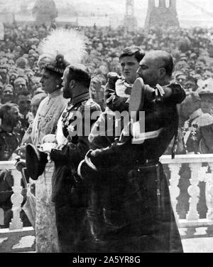 Impression photographique du dernier empereur de Russie Nicolas II avec son épouse l'impératrice Alexandra et leur fils Alexei, détenu par un cosaque, lors de l'anniversaire de la famille Romanov 300 ans de pouvoir anniversaire à l'occasion du Kremlin de Moscou. Datée 1913 Banque D'Images