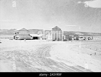 Tirage photographique d'un village japonais construit pour les essais nucléaires à l'US Air Force Nevada Test Site, Yucca Télévision, près de la Costa Mesa Road, Mercure, Nye Comté. Datée 1962 Banque D'Images