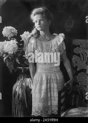 Impression photographique de la Grande Duchesse Tatiana de Russie (1897-1918) Fille du tsar Nicolas II, le dernier monarque de la Russie et de l'impératrice Alexandra. Au cours de la Première Guerre mondiale, elle et sa famille ont été arrêtés à la suite de la première révolution russe de 1917 et exécuté par les révolutionnaires le 17 juillet 1918. Datée 1913 Banque D'Images