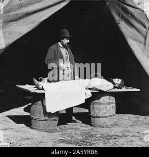 Lieu inconnu. L'embaumement chirurgien à travailler sur le corps du soldat. Publié entre 1860 et (1865). Des photographies de l'Artillerie, lieu et date inconnus. Banque D'Images