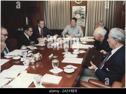 Le président Gerald Ford, rencontre le directeur désigné de la CIA, George Bush en 1976. Banque D'Images