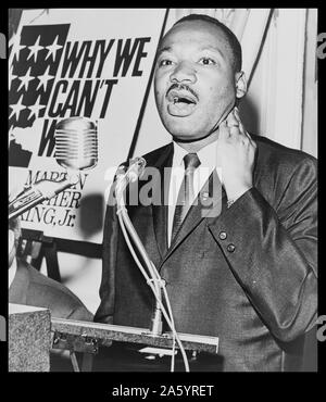 Martin Luther King, (1929-1968) trois-quart portrait en pied, debout, face à face, lors d'une conférence de presse. Banque D'Images