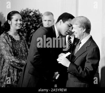 Le président Jimmy Carter salue Muhammad Ali lors d'un dîner de la Maison Blanche pour célébrer la signature du Traité du Canal de Panama, Washington, D.C. 1977 Banque D'Images