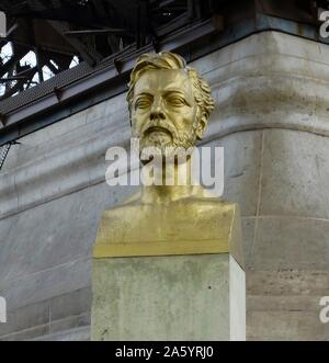 Buste doré représentant Alexandre Gustave Eiffel (1832 Ñ 1923) Ingénieur civil français et l'architecte de la Tour Eiffel, Paris. Banque D'Images