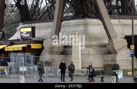 Soldats à la Tour Eiffel, Paris assurer la sécurité à la suite de l'Janvier 2015 attaques terroristes islamistes dans la capitale française Banque D'Images