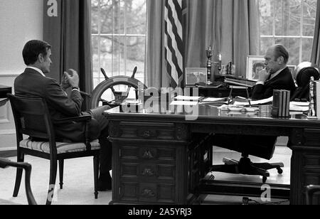 Du président américain Ronald Reagan est titulaire d'un conseil national de sécurité, Salle de réunion, d'examiner des options à la suite de la TWA 1985 détournement. Banque D'Images