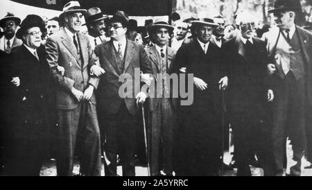 Julián Besteiro Fernández (tallest man with hat, au centre), et Indalecio Prieto Tuero (30 avril 1883 - 11 février 1962), inscrivez-vous dirigeants socialistes à un mars à Madrid 1931 . Banque D'Images