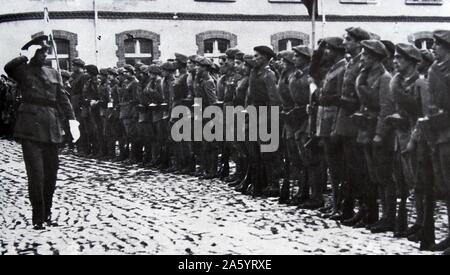 Don général Emilio Mola y Vidal, 1er duc de Mola, (1887 - 3 juin, 1937) examine les troupes nationalistes pendant la guerre civile espagnole. Il a dirigé l'insurrection militaire qui a abouti à la guerre civile espagnole. Banque D'Images