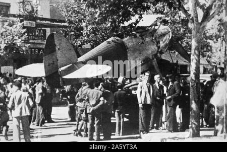 Un nationaliste fasciste) Hawker Fury (appareil atterrit dans une rue principale de la ville espagnole de Badajoz, des foules de civils se rassemblent pour surveiller. Guerre civile espagnole Juillet 1936 Banque D'Images