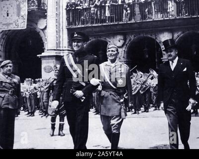 Pedro Teotónio Pereira ambassadeur du Portugal à l'Espagne nationaliste promenades avec l'Espagnol général Millán-Astray à Salamanque, et (à droite) Nicolas Franco, pendant la guerre civile espagnole. José Millán-Astray y Terreros (1879 - 1954) soldat espagnol, le fondateur et premier commandant de la Légion étrangère espagnole. Pedro Teotónio Pereira (1902 - 1972) diplomate portugais. a joué un rôle décisif, aidant les alliés, dans l'élaboration de l'Espagne avec le Portugal dans un bloc neutre pendant la Seconde Guerre mondiale. Nicolás Franco (1891 - 1977)et homme d'État espagnol, frère de Francisco Franco, Banque D'Images