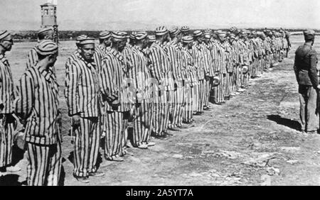 Prisonniers en uniforme, à l'intérieur d'un camp de prisonniers civils, dans l'Espagne républicaine pendant la guerre civile espagnole Banque D'Images