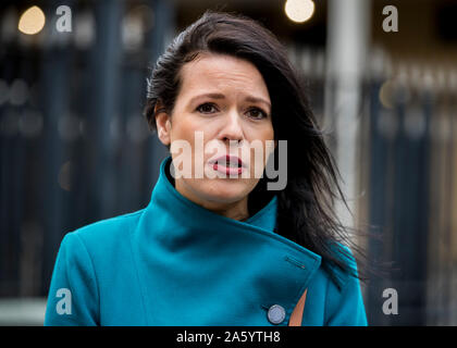 Grainne Teggart d'Amnesty International en dehors du tribunal de la Couronne de Belfast après qu'une femme d'Irlande du Nord qui a été poursuivie pour avoir acheté des pilules pour avortement en ligne pour sa fille adolescente a été formellement acquittée après une réforme historique des lois de la région. Banque D'Images