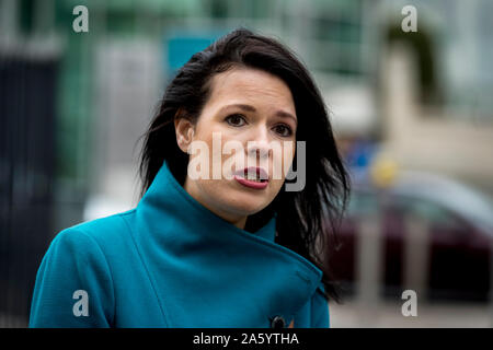 Grainne Teggart d'Amnesty International à l'extérieur de BelfastÕs Crown Court après une femme de l'Irlande du Nord qui a été poursuivi pour l'achat des pillules d'avortement en ligne pour sa fille adolescente a été formellement acquitté après réforme de la législation de la région. Banque D'Images