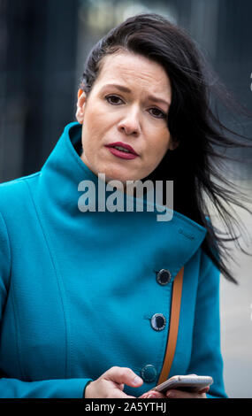 Grainne Teggart d'Amnesty International en dehors du tribunal de la Couronne de Belfast après qu'une femme d'Irlande du Nord qui a été poursuivie pour avoir acheté des pilules pour avortement en ligne pour sa fille adolescente a été formellement acquittée après une réforme historique des lois de la région. Banque D'Images