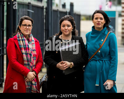 Grainne Teggart (à droite) d'Amnesty International avec sa collègue Anna Hughes (à gauche) et l'avocat Jemma Conlon devant la Cour de justice de Belfast après qu'une femme d'Irlande du Nord qui a été poursuivie pour avoir acheté des pilules pour avortement en ligne pour sa fille adolescente ait été formellement acquittée après une réforme historique des lois de la région. Banque D'Images