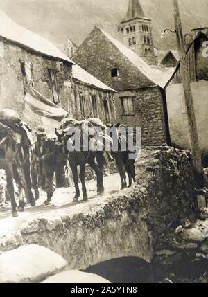 Soldats républicains passent par un village en Espagne, pendant la guerre civile espagnole Banque D'Images