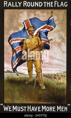 Mobiliser le drapeau. "Nous devons avoir plus d'hommes" 1915 la première guerre mondiale affiche de propagande britannique montrant un soldat portant un fusil et baïonnette, avec le drapeau britannique. Banque D'Images