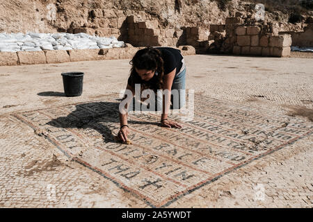 Bet Shemesh, Israël. 23 octobre, 2019. Les employés de l'Autorité des antiquités d'Israël travaux de découvrir une année 1500 ancienne église, décorée avec des sols en mosaïque et mosaïque grecque inscriptions, découvert quelques 30 km à l'ouest de Jérusalem. Une inscription trouvée consacre le site d'un glorieux martyr ''. Une deuxième mention d'un don reçu de l'empereur byzantin Tibère II Constantin. Une crypte intacte a servi comme une chambre funéraire souterraine pour le "martyr glorieux". Credit : Alon Nir/Alamy Live News Banque D'Images