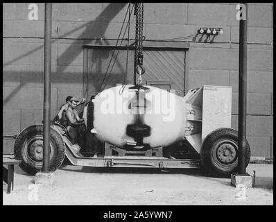 Fat Man sur chariot de transport, de l'île de Tinian, 1945 'Fat Man' était le nom de code pour le type de bombe atomique qui a explosé sur la ville japonaise de Nagasaki par les États-Unis le 9 août 1945. Banque D'Images