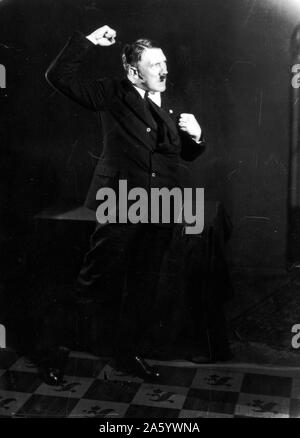 Leader nazi allemand Adolf Hitler, vous répétez un discours devant le miroir 1933 Banque D'Images