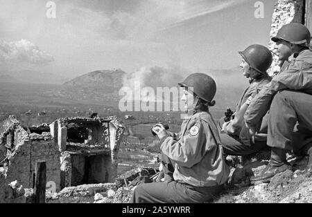 Photographie d'infirmières de la Croix-Rouge en regardant les premières étapes de la Bataille de Monte Cassino, partie de la Seconde Guerre mondiale, campagne d'Italie. Datée 1944 Banque D'Images