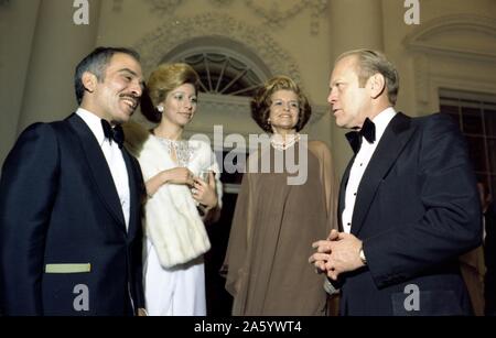 Photographie du président Gerald Ford, Première Dame Betty Ford avec Queen Alia-al-Hussein et le Roi Hussein de Jordanie. Datée 1976 Banque D'Images