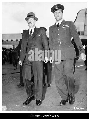 Photographie de premier ministre Richard Clement Attlee (1883-1967) chef du parti travailliste, à l'aérodrome de Berlin-Gatow, Berlin, Allemagne. Datée 1945 Banque D'Images