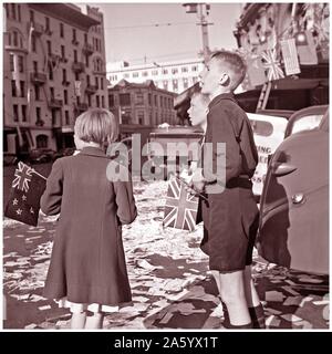 Photographie d'enfants pendant les célébrations du jour de la Victoire, Lambton Quay, Wellington. Datée 1945 Banque D'Images