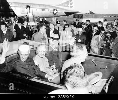 Photographie du Président Harry S. Truman (1884-1972) et le Premier Ministre indien Jawaharlal Nehru (Pacific Leatherback Turtle Recovery Strategy) avec la sœur de Nehru, Mme Pandit. Photographié par Abbie Rowe (1905-1967). Datée 1949 Banque D'Images