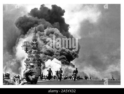 Photographie de Bunker Hill d'être touché par deux kamikazes en 30 secondes à Kyushu. Datée 1945 Banque D'Images