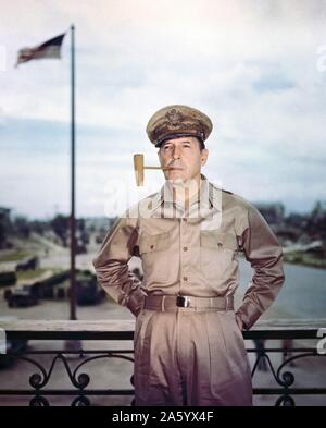 Douglas MacArthur (26 janvier 1880 - 5 avril 1964) était un cinq étoiles de général et maréchal de l'armée philippine. Il a été chef d'état-major de l'armée américaine durant les années 1930 et a joué un rôle de premier plan dans le théâtre du Pacifique durant la Seconde Guerre mondiale. Il a reçu la médaille d'honneur pour son service dans la Campagne des Philippines, qui a fait de lui et son père Arthur MacArthur, Jr., le premier père et fils à avoir reçu la médaille. Il a été l'un des cinq joueurs jamais à s'élever au rang de général de l'armée dans l'armée américaine, et le seul homme d'être un maréchal de l'armée philippine. Banque D'Images