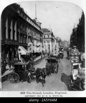 Le Strand, London, Angleterre avec calèches à cheval