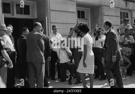 Les étudiants afro-américains, Vivian Malone entrant Foster Auditorium pour vous inscrire à des cours à l'Université de l'Alabama1963 Banque D'Images