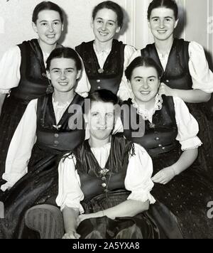 Photographie de la Baronne Marie von Trapp (avant) et cinq de ses dix enfants chanter. Datée 1940 Banque D'Images