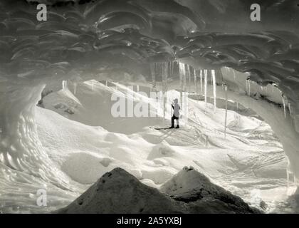 Photographie d'une grotte de glace dans le Glacier Tasman. Datée 1903 Banque D'Images