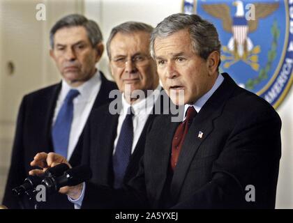 Photographie du Président de la Banque mondiale Paul Wolfowitz (1943-), politicien et homme d'affaires américain Donald Rumnsfeld (1932-) ancien Président des États-Unis George H W Bush (1924-). Datée 2003 Banque D'Images