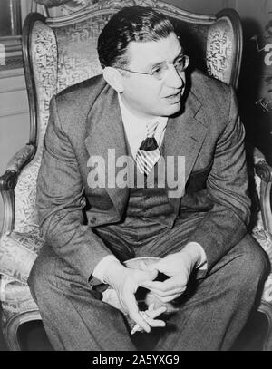 Photo de David O. Selznick (1902-1965) réalisateur américain et le studio exécutif du film. Datée 1949 Banque D'Images