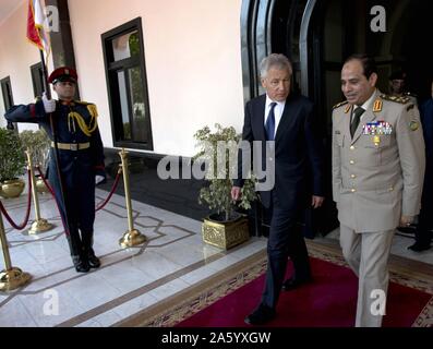 Photographie de Secrétaire américain à la défense Chuck Hagel, réunion avec le ministre de la Défense égyptien Abdel Fattah Saeed Al Sisi au Caire. Datée 2013 Banque D'Images