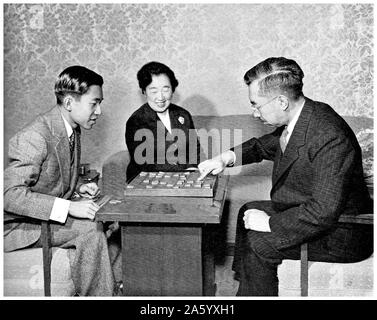 Photographie de l'empereur sh ?wa (1901-1989) Empereur du Japon, également connu sous le nom de Hirohito, avec son fils le Prince Akihto (1933-). Datée 1955 Banque D'Images